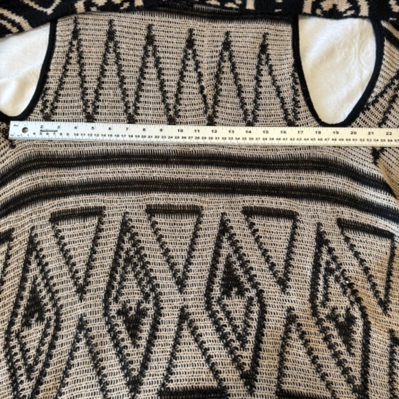 Questions by Say What Sleeveless‎ Tribal Lightweight Asymmetrical Cardigan Large - Picture 8 of 11